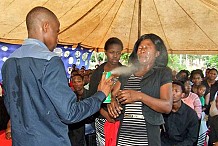 (Photos) Choquant - Un pasteur utilise un insecticide pour guérir ses fidèles 