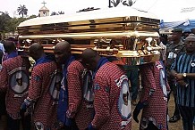 (Photos) Un homme enterre son père dans un cercueil en or