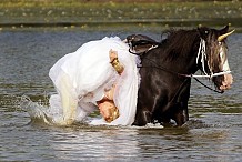 (Photos) Oups!..Le cheval jette la mariée dans l'eau pendant les prises de photos