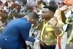 Un pasteur affirme agrandir le sexe de ses fidèles par la puissance de Dieu (Photo / Vidéo) Un pasteur affirme agrandir le sexe de ses fidèles par la puissance de Dieu (Photo / Vidéo)