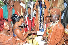 Un couple se marie chez des féticheurs Un couple se marie chez des féticheurs