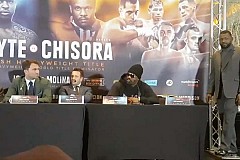 Un boxeur pète les plombs et jette une table en pleine conférence de presse (vidéo) Un boxeur pète les plombs et jette une table en pleine conférence de presse (vidéo)