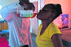Un pasteur Sud-Africain fait boire un désinfectant dangereux à ses fidèles Un pasteur Sud-Africain fait boire un désinfectant dangereux à ses fidèles