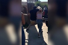 Un ado met violemment KO une jeune fille après une dispute (vidéo)