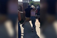 Un ado met violemment KO une jeune fille après une dispute (vidéo) Un ado met violemment KO une jeune fille après une dispute (vidéo)