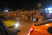 Abidjan: les abords des rues envahis par des vendeurs de jouets d’enfants

