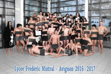 France : Des lycéens posent nus pour leur photo de classe
