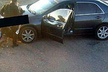 Un policier en fonction se tape une fille sur le capot d’une voiture (photo)