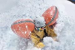 Il survit à une avalanche grâce à son sac à dos (vidéo)