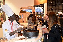 Des visiteurs dégustent le chocolat ivoirien au FITUR de Madrid (Espagne)
