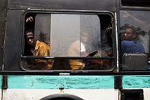 Côte d’Ivoire: à Abidjan, les bus de transport urbain transformés en pharmacies ambulantes
