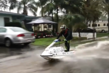 En pleine inondation, il sort son jet-ski dans les rues de Los Angeles ! (vidéo)