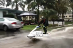 En pleine inondation, il sort son jet-ski dans les rues de Los Angeles ! (vidéo) En pleine inondation, il sort son jet-ski dans les rues de Los Angeles ! (vidéo)