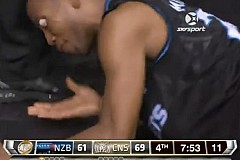L’oeil du basketteur Akil Mitchell sort de son orbite en plein match (vidéo)