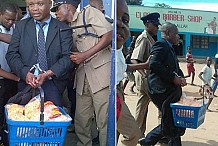 Un homme en costume arrêté dans un supermarché pour avoir volé de la nourriture pour bébé (photos)