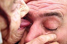 Une mémé lèche les yeux de ses patients pour les soigner (photos)


