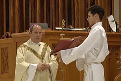Un homme frappe un évêque en pleine messe (vidéo) Un homme frappe un évêque en pleine messe (vidéo)
