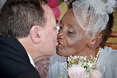 Une vieille de 106 ans se marie à son petit ami de 66 ans (Photos)