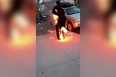 Un homme en feu marche dans les rues de New York (vidéo)