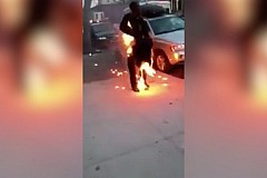 Un homme en feu marche dans les rues de New York (vidéo) Un homme en feu marche dans les rues de New York (vidéo)
