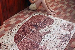 Elle utilise son sang menstruel pour faire une peinture de bébé Elle utilise son sang menstruel pour faire une peinture de bébé