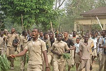 Des centaines d’élèves enterrent « de force » leur ami décédé et sèment la terreur dans son village - Les raisons
