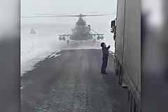 Kazakhstan: Un hélicoptère militaire se pose pour demander son chemin (vidéo)