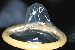 Un écolier de 5 ans surpris en train de mastiquer un préservatif souillé