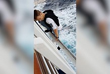 Un ado inconscient se suspend dans le vide depuis un bateau de croisière (vidéo)