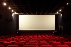 Il se masturbe au ciné.. à côté de deux gendarmes