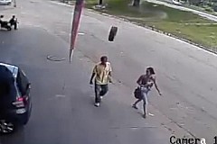 Assommé par un pneu alors qu’il marchait dans la rue (vidéo)