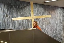 Jésus prend un escalator avec sa croix (vidéo)