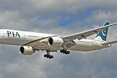 Pakistan: Des passagers debout dans le vol archi-plein