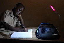 Côte d’Ivoire : le cartable qui permet aux enfants d’étudier la nuit