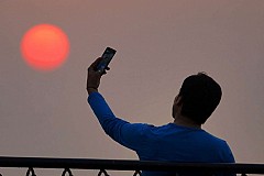 Etats-Unis: Il fait un selfie et provoque la destruction d’une œuvre à presque 1 million de dollars Etats-Unis: Il fait un selfie et provoque la destruction d’une œuvre à presque 1 million de dollars