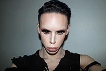 Il dépense 50.000 dollars pour devenir un alien asexué, en se faisant opérer le visage 110 fois (vidéo)