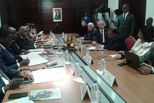 L’ambassadeur Andrew Young signe deux conventions avec l’Etat de Côte d’Ivoire
