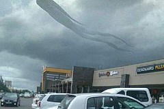 Zambie : Une étrange forme humaine apparait dans le ciel Zambie : Une étrange forme humaine apparait dans le ciel