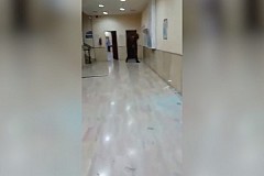 Un homme détruit un hôpital en apprenant le décès de sa mère (vidéo) Un homme détruit un hôpital en apprenant le décès de sa mère (vidéo)