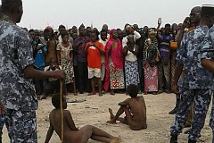 Deux sorcières atterrissent nues comme des oiseaux (photo) Deux sorcières atterrissent nues comme des oiseaux (photo)