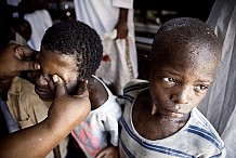 Deux élèves tentent de tuer leur camarade de classe qu'ils soupconnent d'être la sorcière qui les poursuit en rêve