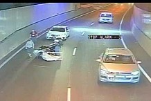 Australie: un matelas tombé d'une voiture percute un motard! (vidéo)