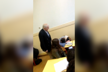 Un professeur réveille une élève endormie avec sa bouche (vidéo)