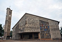 Un soldat démobilisé fait irruption à la cathédrale et tente d'abattre un prêtre