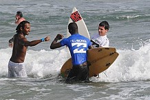 La première école de surf ouvre en Côte d'Ivoire