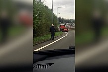 Un routier s’arrête pour faire pipi et oublie le frein à main (vidéo)