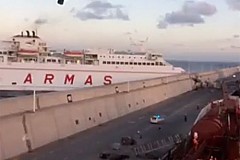 Un ferry défonce une digue à Las Palmas - vidéo