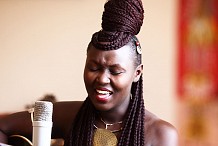 FEMUA: la chanteuse Sénégalaise Maréma ‘’communie’’ avec ses fans à l’Institut français d’Abidjan