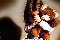 Il viole sa fille de 7 ans et diffuse les images de ses abus sur internet

