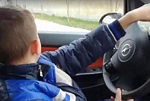 Il n'aurait pas dû laisser son fils de 10 ans conduire sa voiture (vidéo)